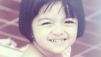 Senyum Ashanty saat kecil mirip banget sama Arsy. (Dok. Instagram/serba_serbi.djadoel)