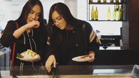 Ibu dan anak ini kompak memilih isian salad bersama. Dewi menulis, Dua gadis berambut lurus ,, eehhh satu gadis nya mah. Foto: Instagram dewigita01