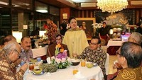 Desember lalu, Titiek bersilaturahmi dengan para sesepuh Golkar. Suasananya hangat sambil menyantap makanan enak. Foto: Instagram @titiksoeharto