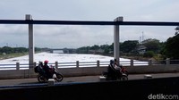 Petugas UPK Badan Air Dinas Lingkungan Hidup Jakarta Utara, M Yusuf (61) mengatakan, busa itu sudah ada di BKT sejak beberapa bulan lalu. Dia sendiri tidak tahu persis apa penyebab kemunculan busa itu.
