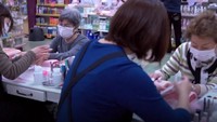 Para nenek yang meminta kukunya dicat seperti abg setempat. Ada harga spesial untuk para lansia (BBC Travel)