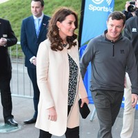 Untuk penampilan terakhirnya di depan publik, Kate yang saat ini tengah hamil delapan bulan, tampil berbeda dari biasanya. Alih-alih bergaun, ia memilih tampilan yang agak kasual. (Foto: Getty Images)