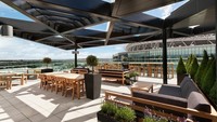 Di London terdapat Hotel London Wembley yang berhadapan langsung dengan Stadion Wembley. Stadion ini merupakan salah satu stadion favorit dan terbesar untuk menonton pertandingan sepakbola di Inggris. (Booking.com)
