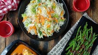 Wah ada gulai ati ampela, bihun goreng, dan tumis buncis yang cocok sebagai menu makan siang enak dan kenyang seperti milik @dhilasina. Foto: Instagram