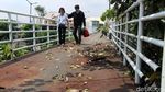 Ngeri! Lubang Menganga di JPO Tambora