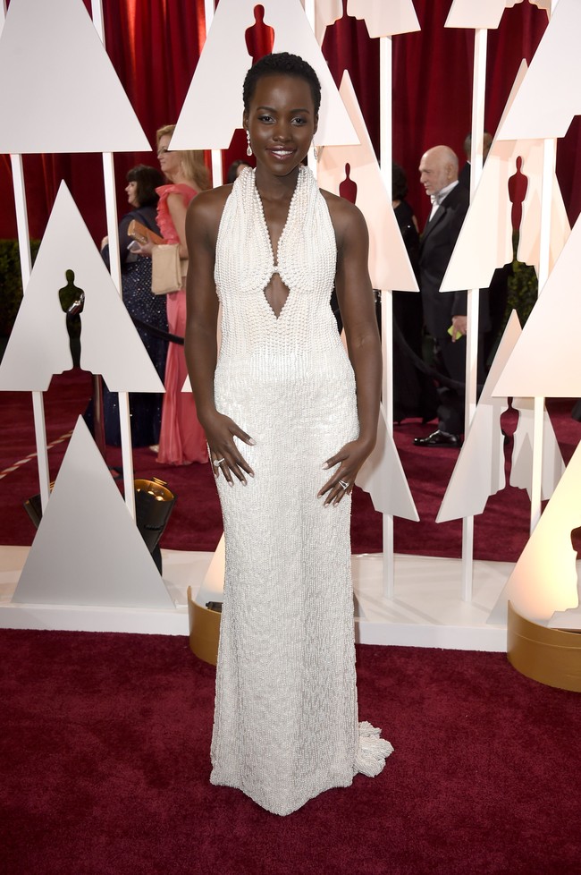 Masih ingat insiden pencurian gaun Oscars Lupita Nyongo pada 2015 silam? Gaun Calvin Klein tersebut terbuat dari 6.000 butir mutiara. Harganya US$ 150 ribu atau Rp 2 miliar. (Foto: Getty Images)
