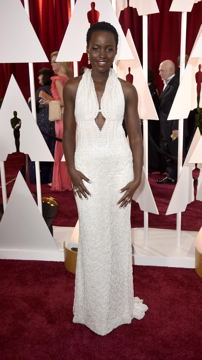 Masih ingat insiden pencurian gaun Oscars Lupita Nyongo pada 2015 silam? Gaun Calvin Klein tersebut terbuat dari 6.000 butir mutiara. Harganya US$ 150 ribu atau Rp 2 miliar. (Foto: Getty Images)