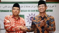 Ketum Muhammadiyah Haedar Nashir dan Ketum PBNU Said Aqil Siradj berjabat tangan usai pertemuan.