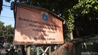 Tak terima saat akan diderek, Fajar, yang merupakan anggota Dewan dari Fraksi Partai Gerindra, mempertanyakan aturan yang jadi landasan Dishub.