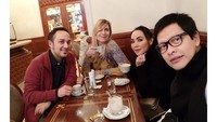Liburan ke Italia, Dewi dan Armand Maulana sempatkan ngopi. Setelah jeprat jepret, ngopi dulu ngilangin dingin ini critanyaaa..., tulis ibu satu anak ini. Foto: Instagram dewigita01