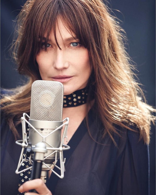 Sehingga memilih blush on berwarna pink. Ibu dua anak itu juga lebih suka BB atau CC Cream daripada foundation sebagai dasar riasan. Memilih pakai makeup natural, ia hanya butuh 30 menit untuk merias. Foto: Instagram