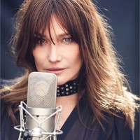 Sehingga memilih blush on berwarna pink. Ibu dua anak itu juga lebih suka BB atau CC Cream daripada foundation sebagai dasar riasan. Memilih pakai makeup natural, ia hanya butuh 30 menit untuk merias. Foto: Instagram