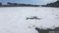 Beginilah penampakan hamparan busa tebal ang ymenyelimuti kali Banjir Kanal Timur (BKT) Marunda, Jakarta Utara.