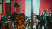 Berpose di belakang motor trail. Foto: Instagram Kevin Sanjaya