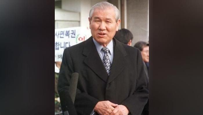 Former South Korean president Roh Tae-woo talks to the press at the gate of the Seoul Detention House in Seoul December 22, shortly after being released from serving a prison sentence. Reuters/Handout
