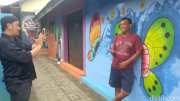 Kampung Lukis ini digagas oleh Sarjoko, yang merupakan Ketua RT setempat. Dia mendapat inspirasi setelah liburan ke Bali sampai Ambon. (Iqbal/detikTravel)