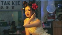 Sedangkan Agatha Suci memilih tampil dengan cheongsam putih. (Dok. Instagram/agatha_suci)