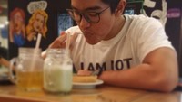 Makan sendirian itu lebih enak, soalnya gak perlu bagi-bagi, tulis Kaesang. Pantesan fokus ke makanan, ya. Ternyata makannya sendiri. Eh kalau sendiri, terus yang motoin siapa, dong? Foto: Instagram @kaesangp