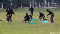 Bahkan beberapa Kopassus terlihat bermain-main dengan ular kobra.