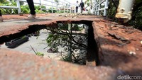 JPO rusak karena sudah tua dan kurang dirawat.