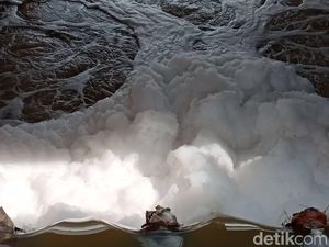Warga Sebut Busa Kali BKT Marunda Bikin Gatal-gatal