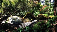 Patung wanita tertidur ini bisa traveler lihat di  Beacon Hill Park di Victoria, Kanada. (junebug_/Instagram)