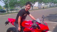 Kevin terlihat berpose di atas Ducati Panigale berwarna merah. Foto: Instagram Kevin Sanjaya