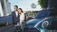 Petra Sihombing resmi menikahi Firrina Sinartya. Mobil Mini Cooper menjadi kendaraan ikon pernikahan mereka.  Foto: Hanif Hawari