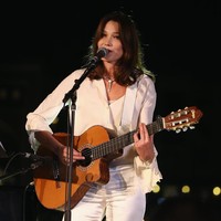 Setelah lepas dari dunia politik, tahun lalu Carla kembali ke dunia tarik suara dengan meluncurkan album keenamnya.  Foto: Getty Images