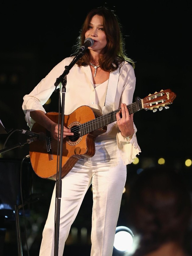 Setelah lepas dari dunia politik, tahun lalu Carla kembali ke dunia tarik suara dengan meluncurkan album keenamnya.  Foto: Getty Images