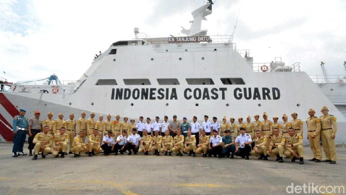 Para siswa Sekolah Tinggi Ilmu Pelayaran (STIP) berkunjung dan melihat langsung KN Tanjung Datu Bakamla RI, yang bersandar di Pelabuhan JICT, Tanjung Priok, Jakarta.
