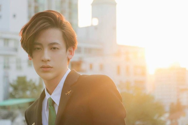 Hidung mancung yang panjang, pipi tirus, mata besar dan kulitnya yang putih merupakan beberapa fitur yang membuat wajahnya sangat mirip Chanyeol EXO. Foto: Instagram