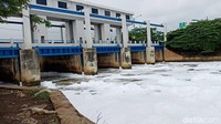 Busa tebal menyelimuti aliran air di kali BKT setelah pintu air Weir 3-Marunda.