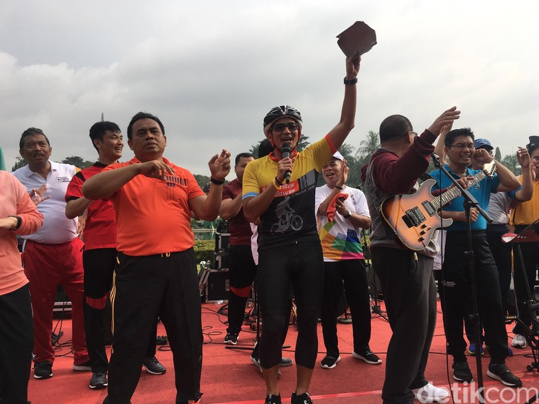 Main Musik Bareng PNS, Sandi Tantang Elek Yo Band Main Musik Bareng PNS, Sandi Tantang Elek Yo Band