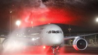 Maskapai Air India mencetak sejarah baru dengan terbang ke Israel melalui wilayah udara Arab Saudi. Penerbangan perdana rute ini dilakukan pada Kamis (22/3) kemarin. Selama 70 tahun terakhir, setiap maskapai internasional yang terbang dari dan ke Israel harus menghindari wilayah Saudi, atau tidak bisa terbang langsung melewati Saudi. Ini dikarenakan otoritas Saudi tidak mengakui Israel sebagai sebuah negara. (Foto: Dok. REUTERS/Amir Cohen)