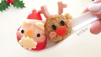 Sambut Natal tahun lalu, Antsbento membuat rice ball bentuk santa dan rusa. Duh, kok sayang banget ya untuk dilahap! Foto: Instagram antsbento