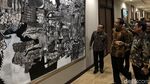 Foto: Momen Jokowi Tour ke Kantor Pratikno Lihat-lihat Lukisan