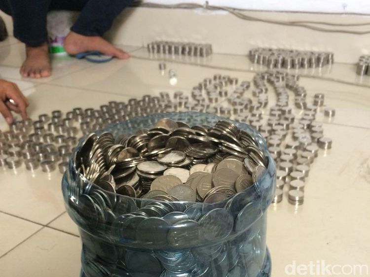 Beli Motor Puluhan Juta dengan Uang Koin Seceng