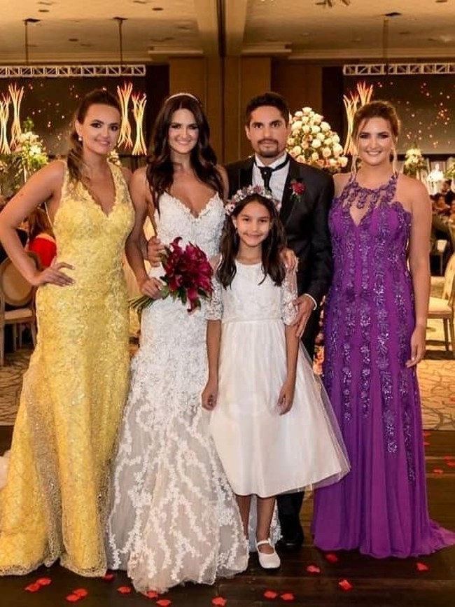 Leryn pun tampak anggun dan menawan berbalut gaun putih rancangan desainer Carlos Burró di hari pernikahannya itu. Foto: Instagram