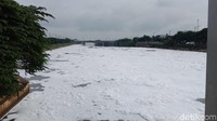 Pendapat Ningsih berbeda dengan M Yusuf (61). Petugas UPK Badan Air Dinas Lingkungan Hidup Jakarta Utara itu mengatakan, busa biasa muncul di BKT pada musim hujan.
