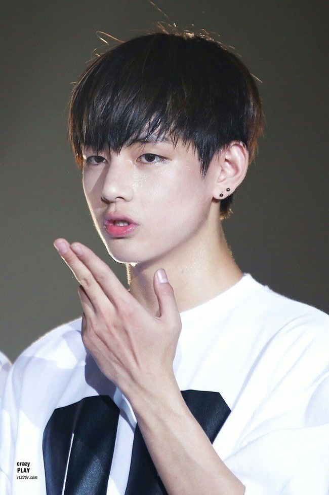 Selain wajahnya yang berasio sempurna, jari tangan V BTS pun jadi perbincangan para penggemar. Pemilik nama asli Kim Taehyung ini juga dikenal punya tangan yang besar, sekitar 20 cm, hampir seukuran tablet PC. Foto: Istimewa