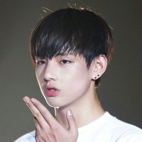 Selain wajahnya yang berasio sempurna, jari tangan V BTS pun jadi perbincangan para penggemar. Pemilik nama asli Kim Taehyung ini juga dikenal punya tangan yang besar, sekitar 20 cm, hampir seukuran tablet PC. Foto: Istimewa