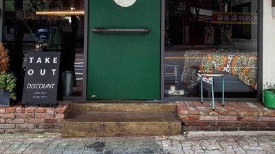 Di Kafe Mungil Ini Bisa Ngumpet Sambil Ngopi Enak dan Ngemil Kue