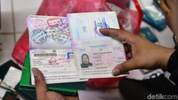Polisi juga mengamankan sejumlah paspor.