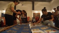 Pada Kamis (22/3/2018) kemarin, mereka belajar berkarya ala budaya Indonesia, yakni membatik (Shinta/detikTravel)