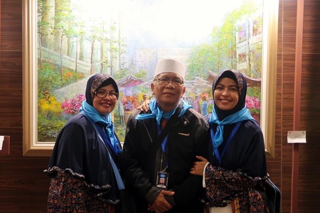 Tantri Kotak mantap berhijab sejak kepulangannya dari umroh beberapa waktu lalu. Ia bersama kedua orang tuanya berangkat umroh pada tanggal 8 Maret 2018. Foto: Instagram