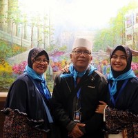 Tantri Kotak mantap berhijab sejak kepulangannya dari umroh beberapa waktu lalu. Ia bersama kedua orang tuanya berangkat umroh pada tanggal 8 Maret 2018. Foto: Instagram