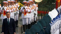 Moon akan berada di Vietnam untuk kunjungan kerja 3 hari. Kedua pihak berencana untuk meningkatkan hubungan bilateral untuk ke depannya (Foto: Dok. REUTERS/Kham/Pool)