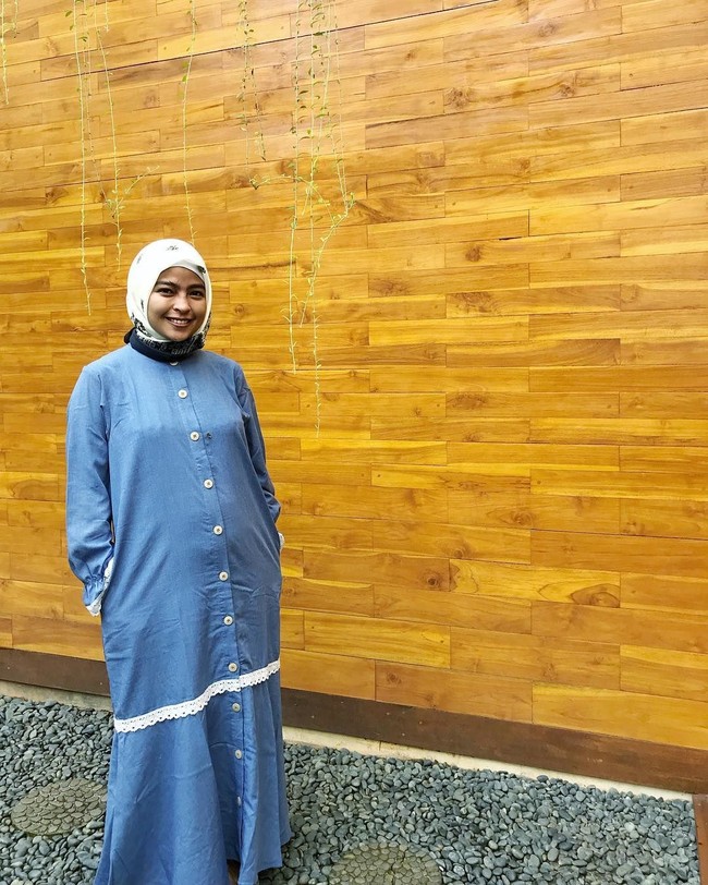 Penampilan Tantri Kotak saat ibadah umroh kemarin menunjukkan sisi lain Tantri yang lebih feminin, sederhana, tapi tetap terlihat kasual. Foto: Instagram