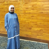 Penampilan Tantri Kotak saat ibadah umroh kemarin menunjukkan sisi lain Tantri yang lebih feminin, sederhana, tapi tetap terlihat kasual. Foto: Instagram